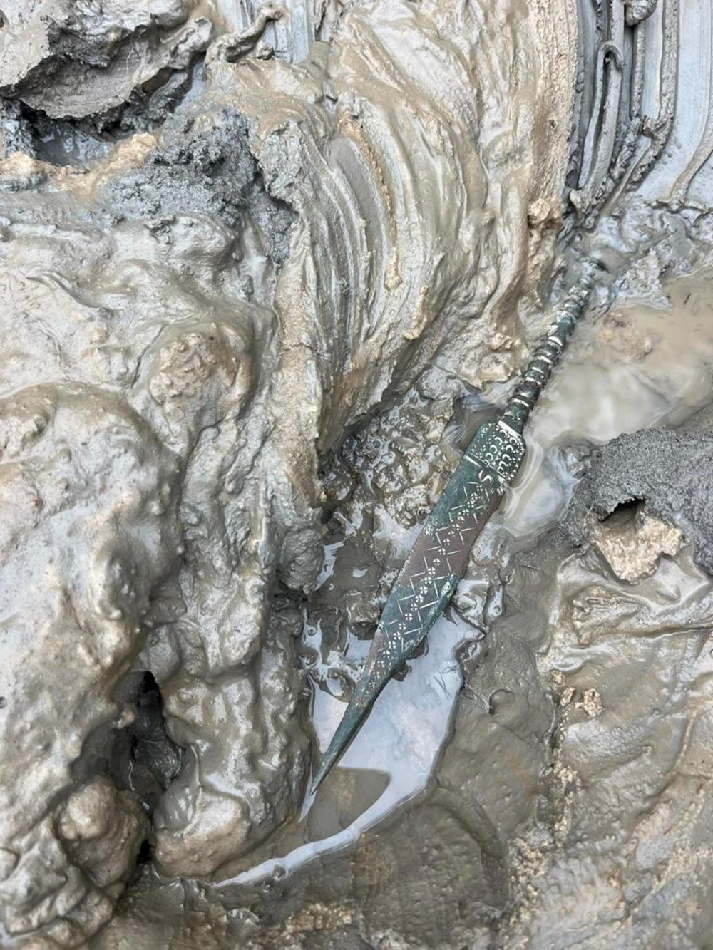 Geçmişin sırları plajdan çıktı: 2 bin 500 yıllık hançer talih yapıtı bulundu 75