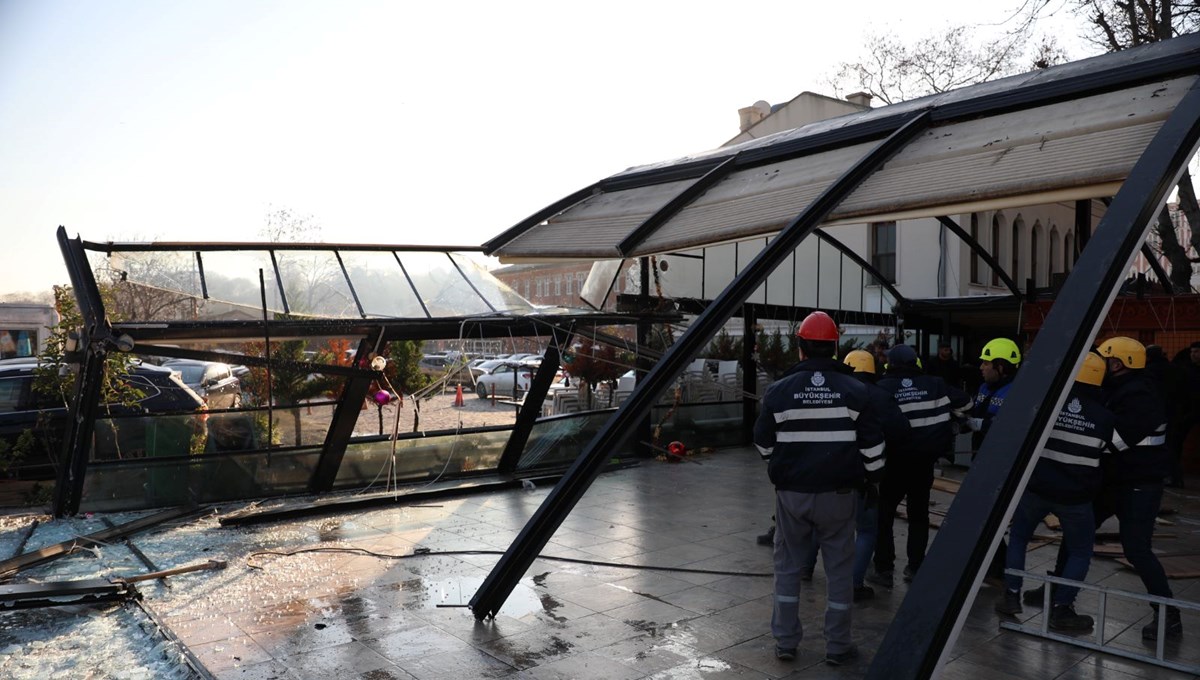 Sirkeci Garı yanındaki kaçak kafeterya yıkıldı Sirkeci Garı yanındaki kaçak kafeterya yıkıldı