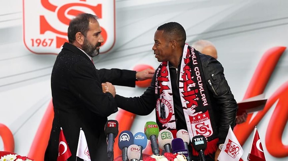 Sivas'ta Robinho imzayı attı - 1