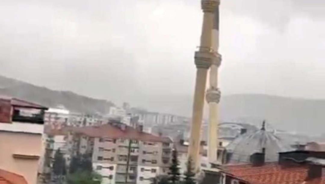 Çankırı'da şiddetli rüzgar minareyi yıktı