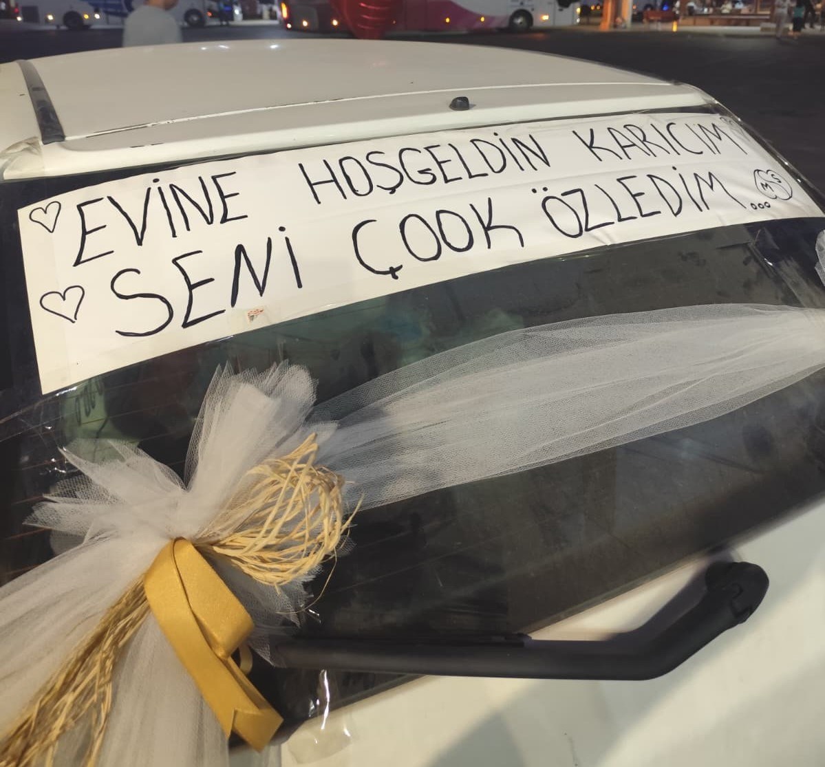 Eşini otogarda balonlar ile süslediği aracıyla karşıladı.