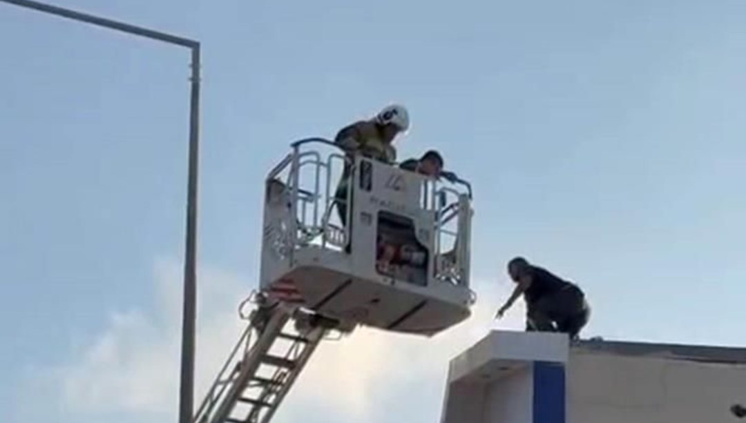 Hatay'da korku dolu anlar: Elinde bıçakla çatıya çıktı