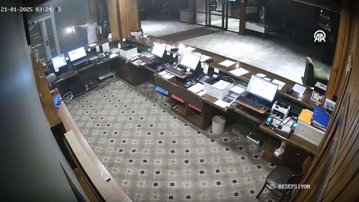 Mutfaktan çıkan bir kişinin, resepsiyona panikle bir şeyler söylediği görüldü