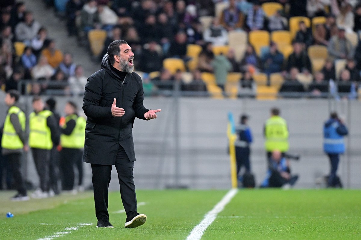 Shakhtar Donetsk Teknik Direktörü Arda Turan, karşılaşmada oyuncularına sık sık uyarılarda bulundu.