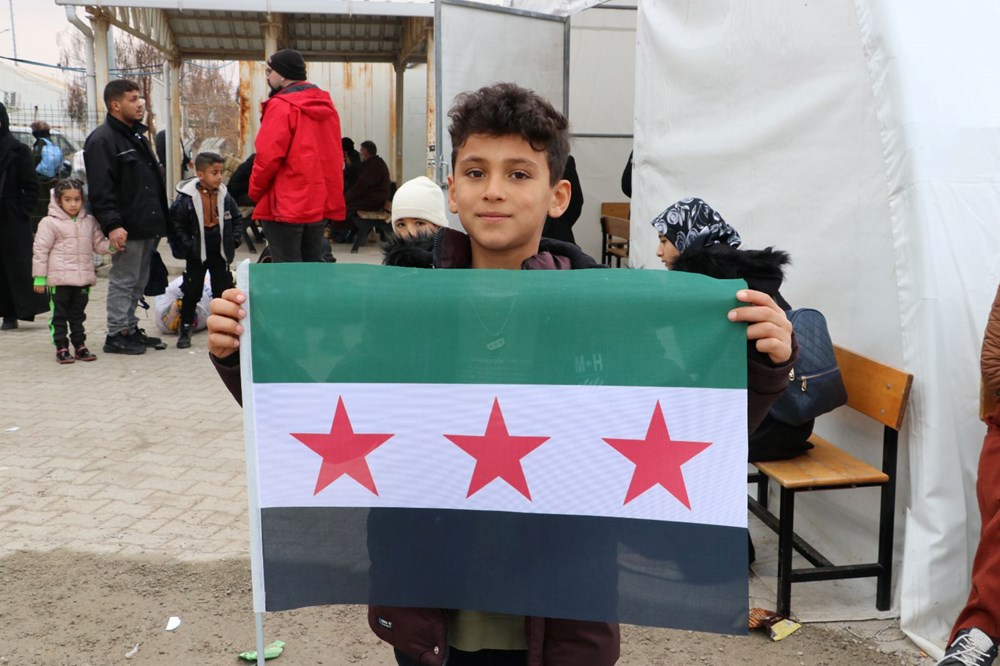 Suriyelilerin
ülkelerine dönüşü için yeni adım: Arabalar ve ziynet eşyalarının sınırdan geçişine
kolaylık - 11