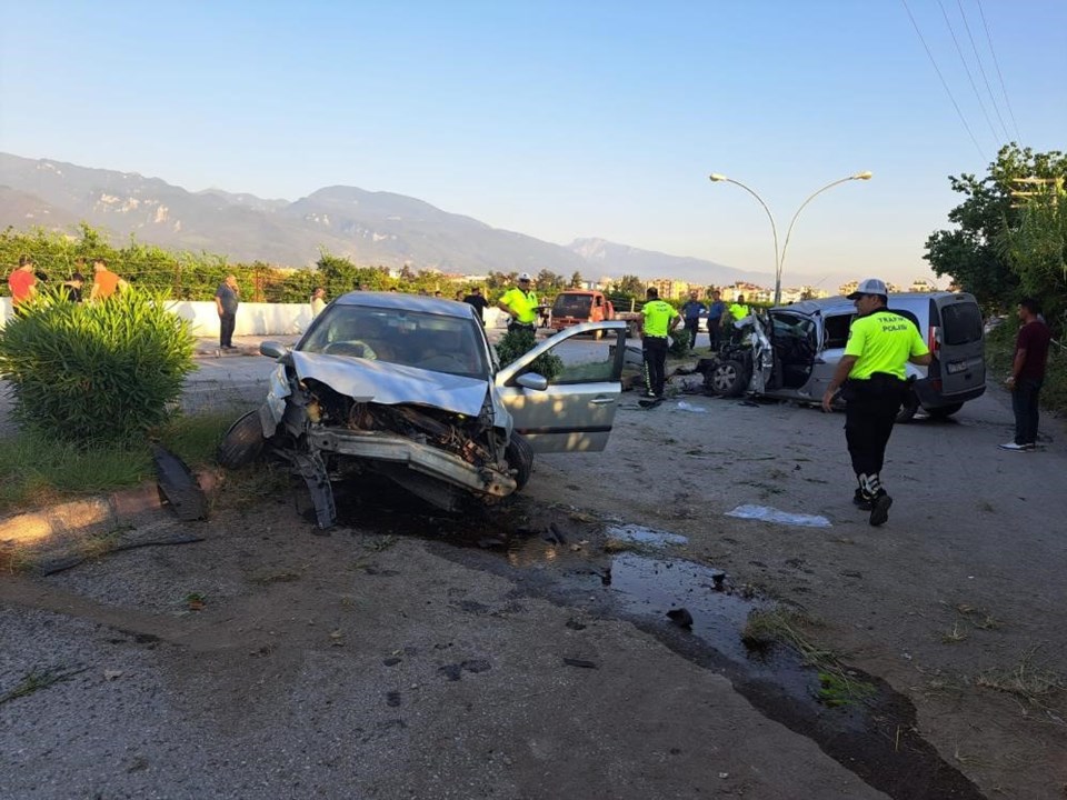 Polis aracıyla otomobil çarpıştı: 3’ü polis 4 yaralı - 1