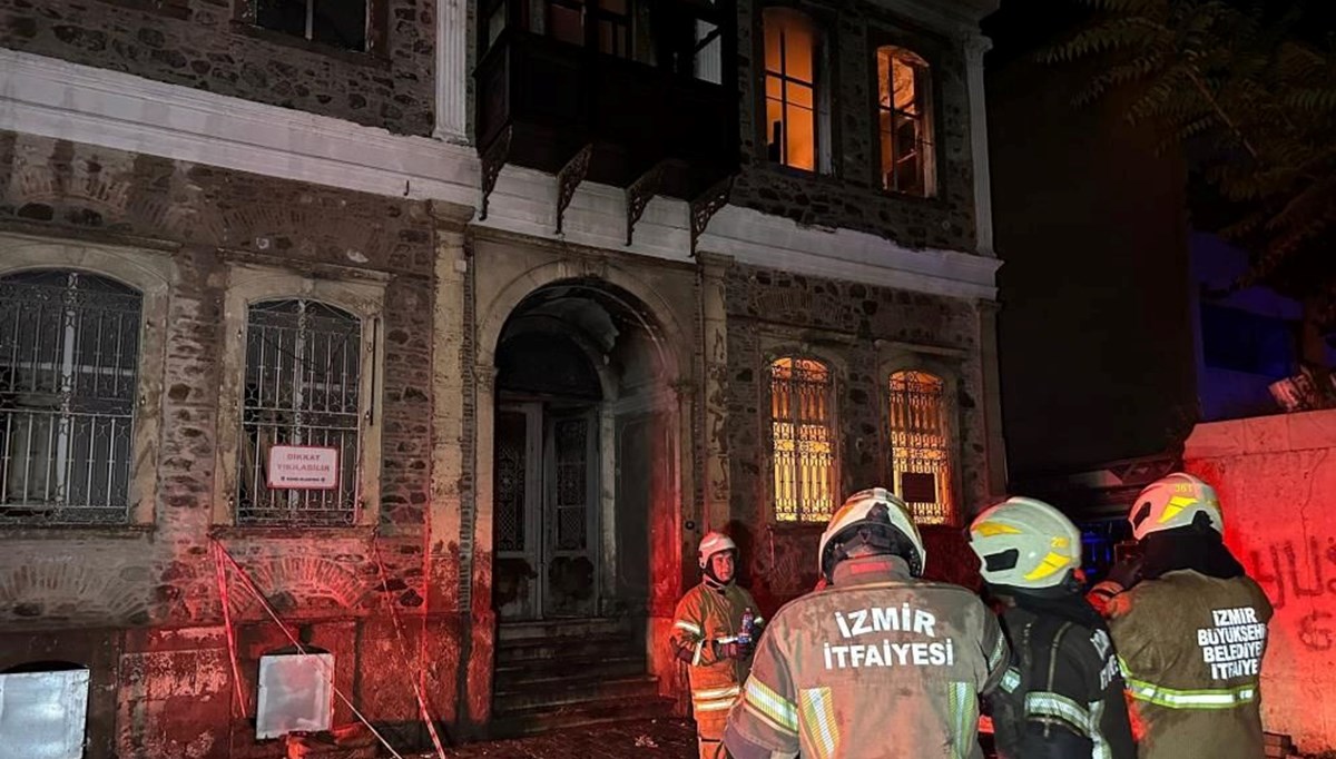 İzmir'de yanan tarihi bina küle döndü İzmir'de yanan tarihi bina küle döndü