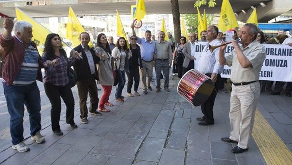 Kenan Evren için karargahta tören, camide protesto, sokakta davul-zurna - 9