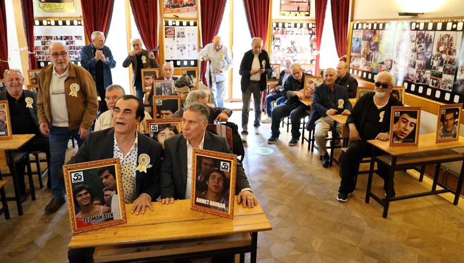 Hababam Sınıfı 50'nci yılını kutladı: Seneler sonra aynı sıralarda