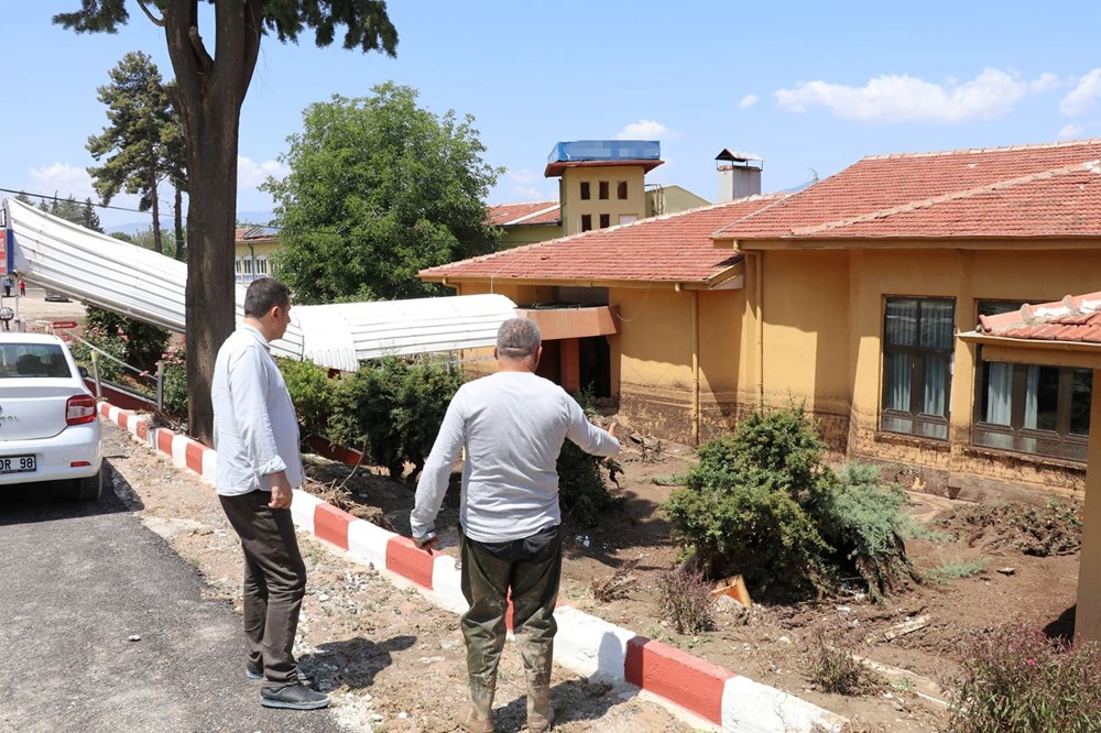 Masaların üzerine çıkarak kurtuldular - 15