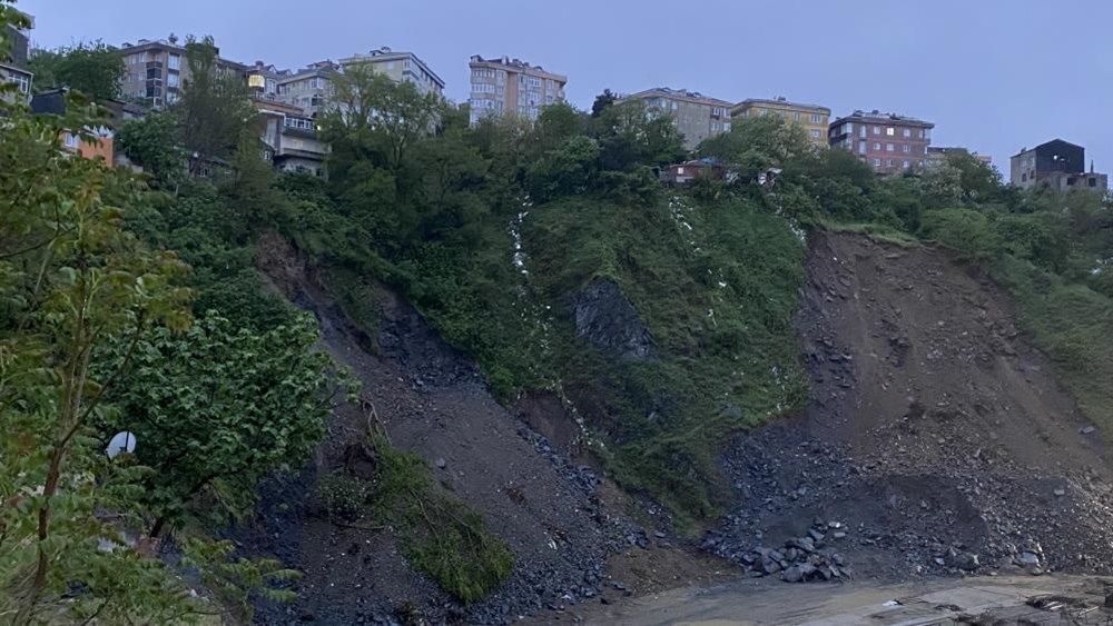 İstanbul Gaziosmanpaşa'da toprak kayması: 30 ev tahliye edildi - 2