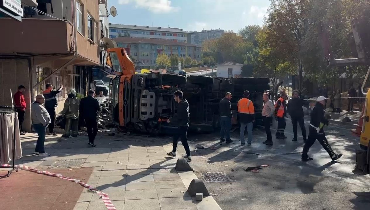 Yokuş aşağı kayan yol bakım aracı 8 araca çarptı: 3 kişi yaralandı