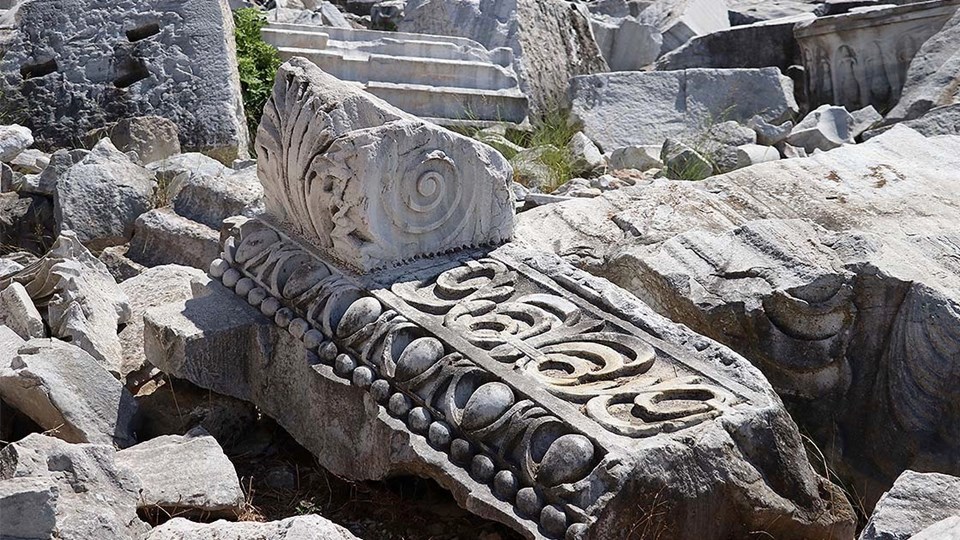 Balıkesir'deki Hadrian Tapınağı kazısında arkeologlar 'parçaları birleştirerek' geçmişe ışık tutuyor - 1