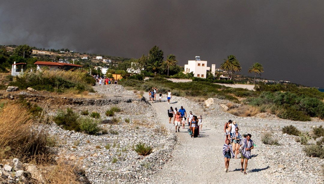 Yunanistan’ın turistik Rodos adasında orman yangını: 3 bin 500 kişiye tahliye