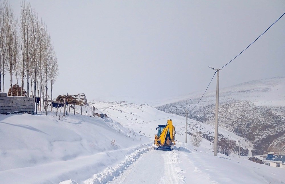 Dondurucu soğuk ve kar! Yollar kapandı, araçlar mahsur kaldı, okullar tatil edildi - 4