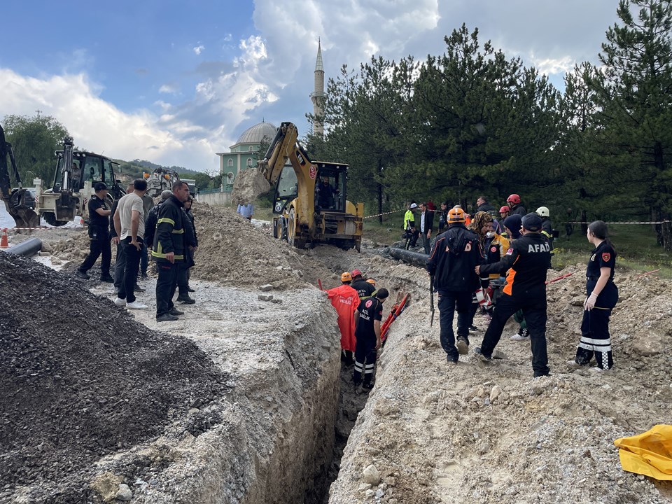 Kütahya'da toprak kayması: İki işçiden biri hayatını kaybetti - 1