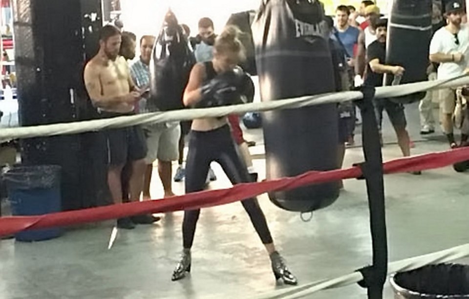 Gigi Hadid yüksek topukluyla boks yaptı - 1