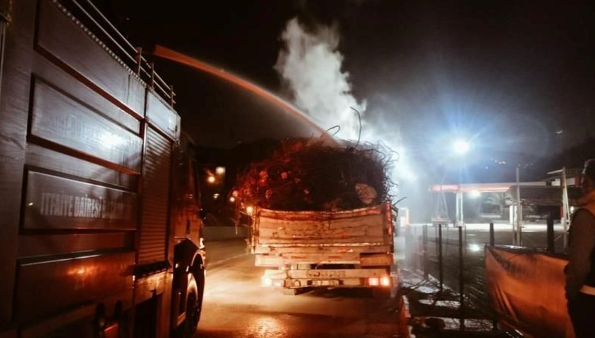 Hatay'da hurda yüklü TIR'da yangın