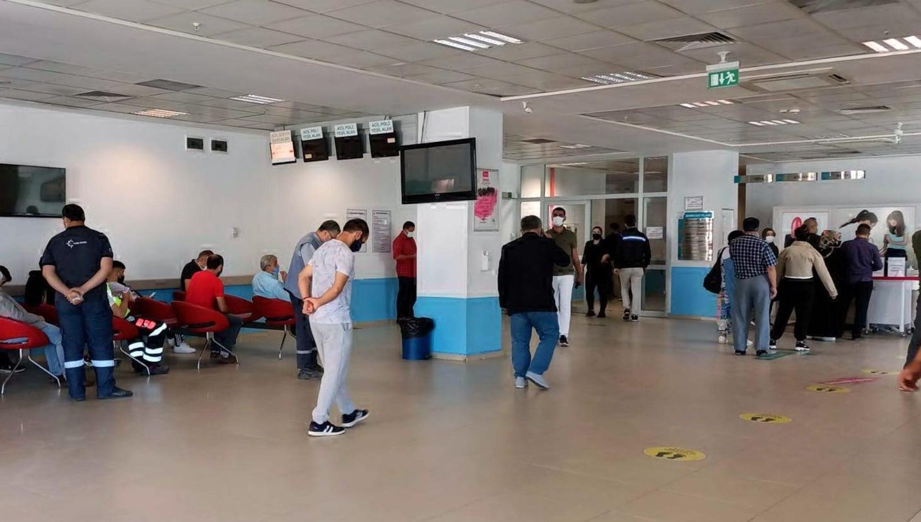 Yaklaşık 200 işçi, yemekten zehirlendikleri şüphesiyle hastaneye başvurdu