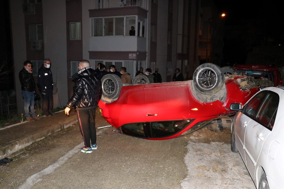 İzmir'de şarampolden sokağa düşen otomobil hasara neden oldu - 1