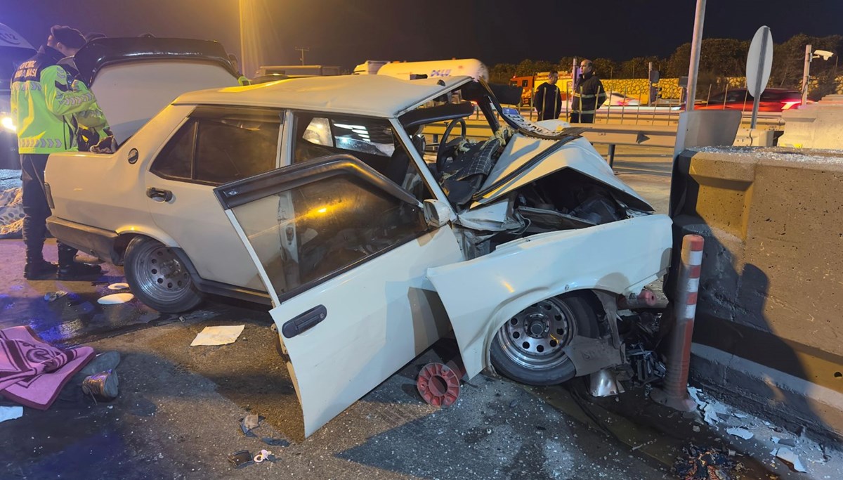 Mersin'de feci kazada iki ölü, beş yaralı: Otoyol gişelerinde beton bariyerlere çarptı Mersin'de feci kazada iki ölü, beş yaralı: Otoyol gişelerinde beton bariyerlere çarptı