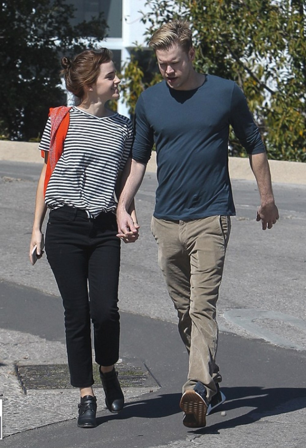Эмма уотсон с кем встречается 2025 Emma Watson ve Chord Overstreet ilk kez el ele görüntülendi - Magazin Haberleri