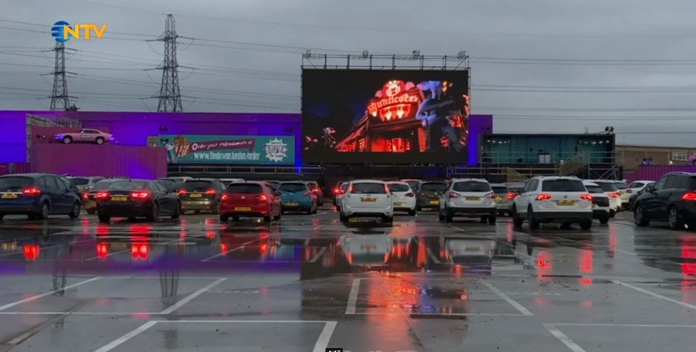 Salonlar kapanan Londra'da yeniden arabalı sinema - 1