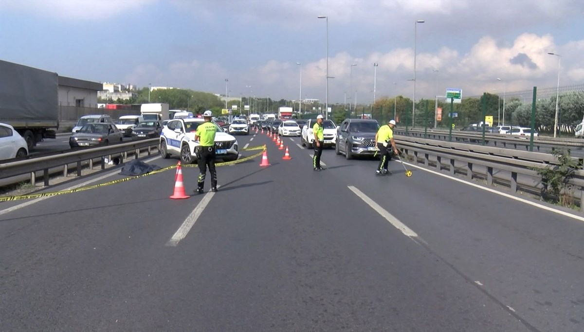 İstanbul’da trafiği kilitleyen ölümlü kaza İstanbul’da trafiği kilitleyen ölümlü kaza