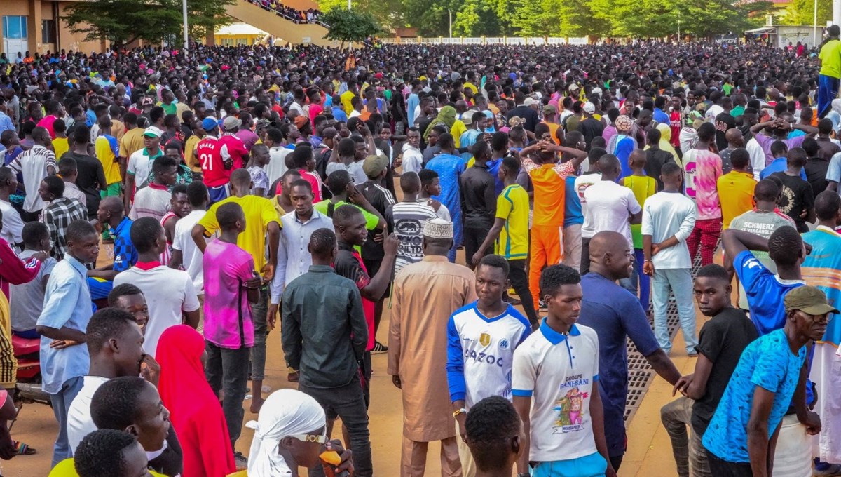Nijer'de binlerce gönüllü, ECOWAS'ın olası müdahalesine karşı seferber oldu Nijer'de binlerce gönüllü, ECOWAS'ın olası müdahalesine karşı seferber oldu