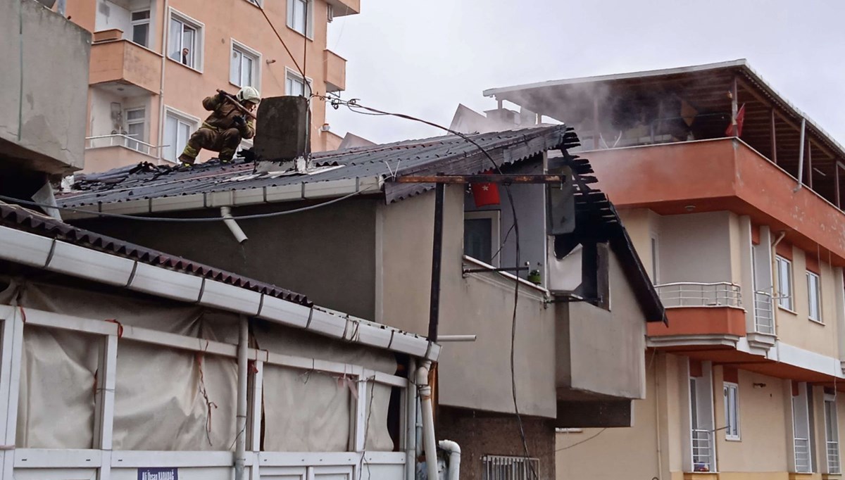 Pendik'te 2 katlı bina alev alev yandı