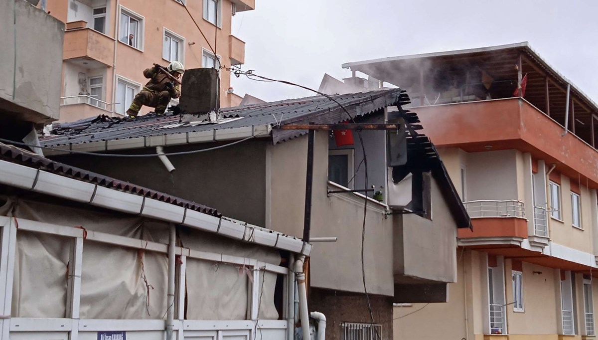Pendik'te 2 katlı bina alev alev yandı Pendik'te 2 katlı bina alev alev yandı