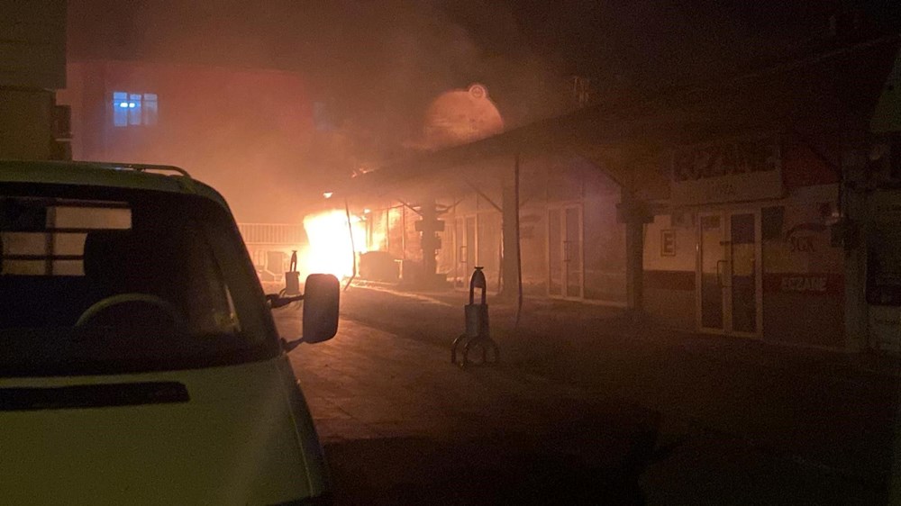 Kayseri'de 7 yaşındaki çocuğa taciz gerginliği: Araçları ters çevirip, iş yerlerini ateşe verdiler - 6