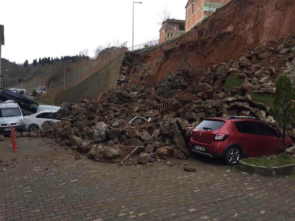 Trabzon'da istinat duvarı çöktü - 1