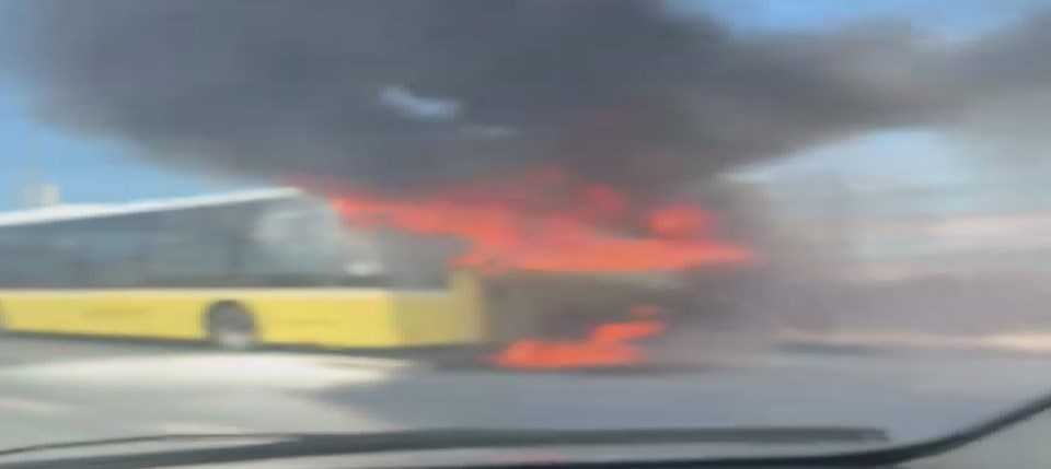 Bayrampaşa'da İETT otobüsü alev alev yandı - 1