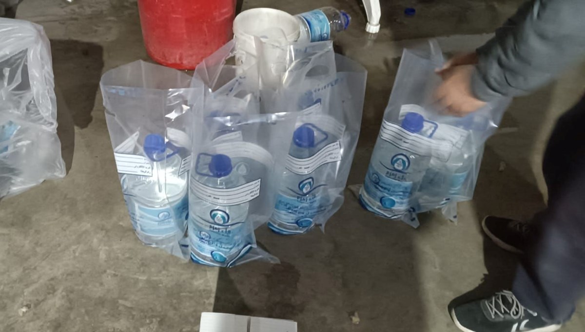 Arapça etiket yapıştırıp zemzem diye satacaklardı: 15 ton çeşme suyu ele geçirildi Arapça etiket yapıştırıp zemzem diye satacaklardı: 15 ton çeşme suyu ele geçirildi