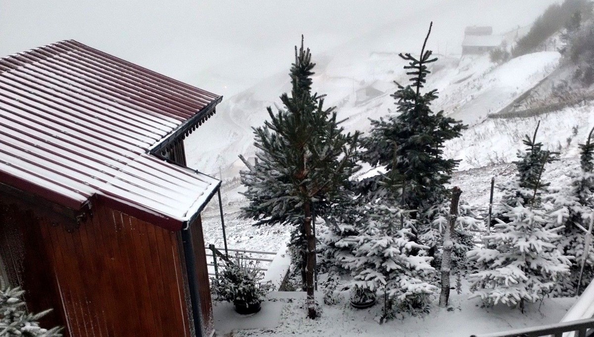 Hava sıcaklığı 10 derece düştü: Beyaz örtüyle kaplandı