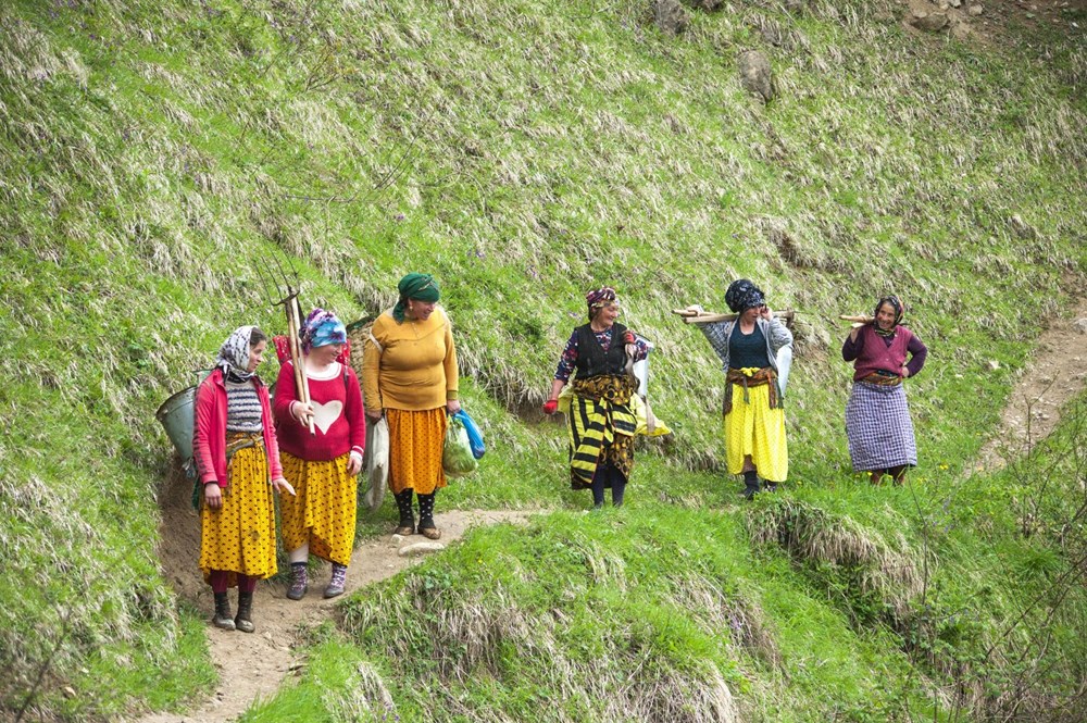 Karadeniz'in çalışkan kadınları: Köy toplansa evde tutamaz - 11