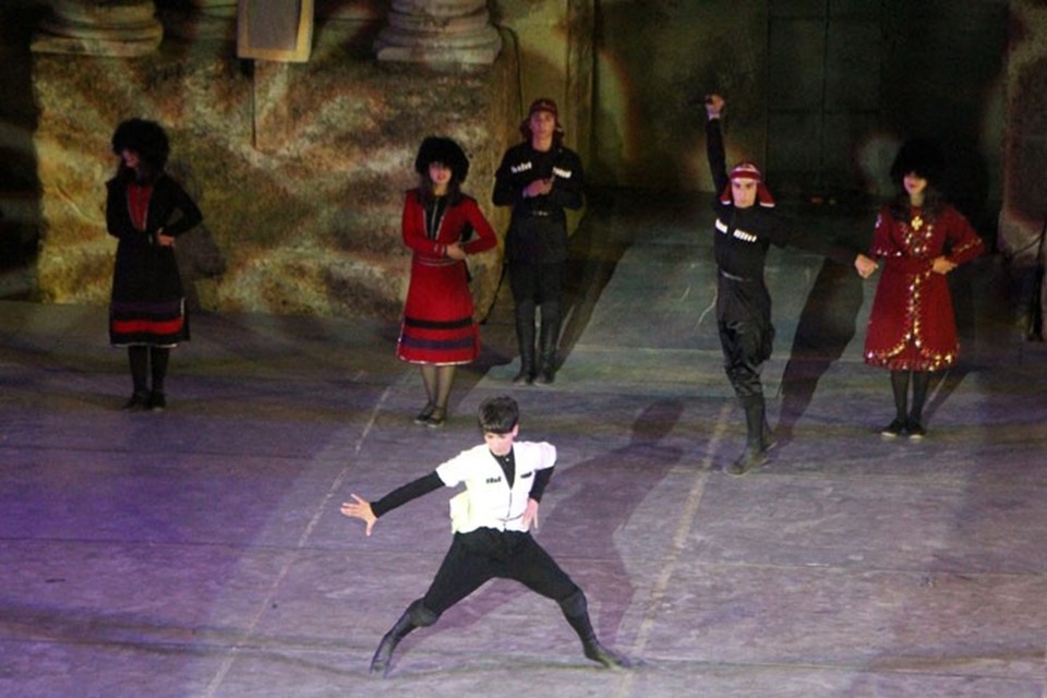 Gürcistanlı çocuklar Anadolu Ateşi ile Aspendos Antik Tiyatrosu'nda sahne aldı - 1