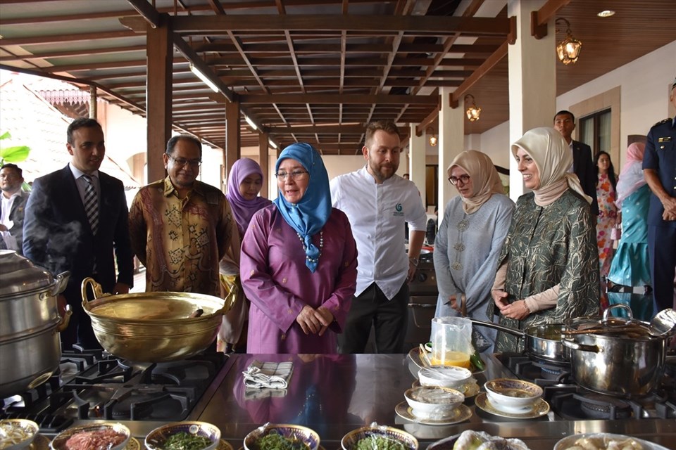 Şef Ömür Akkor, Malezya Kraliçesi'ne Türk mutfağını tanıttı - 4