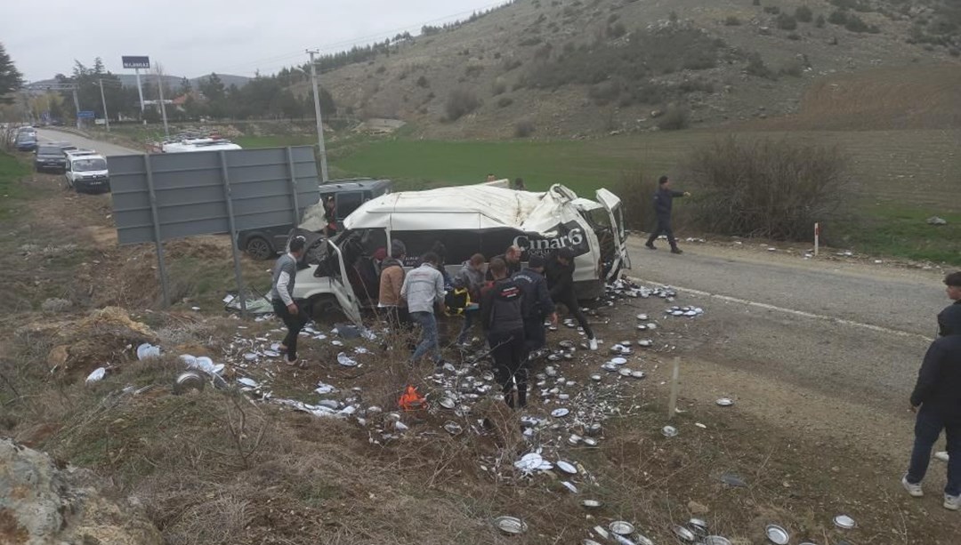 Afyonkarahisar'da minibüs kazası: Üç yaralı