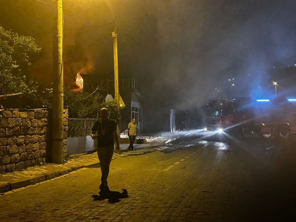 Kayseri'de 7 yaşındaki çocuğa taciz gerginliği: Araçları ters çevirip, iş yerlerini ateşe verdiler - 11