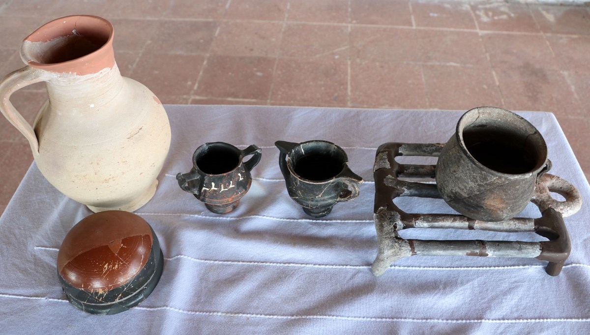 Assos'ta 1650 yıl önce yemek pişirilen toprak ızgara ve kaplar bulundu