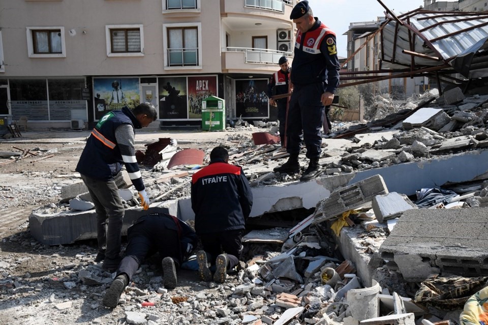 Deprem enkazından 5 günlük yavru kedi çıkarıldı - 1