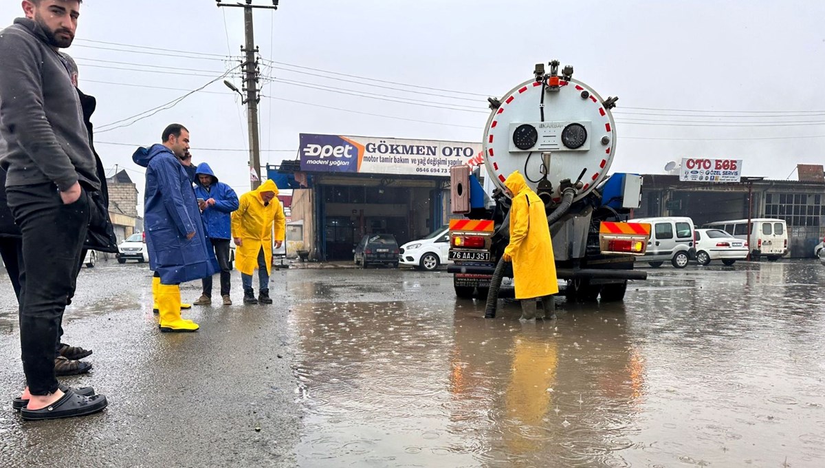 Iğdır'da sağanak su baskınlarına neden oldu