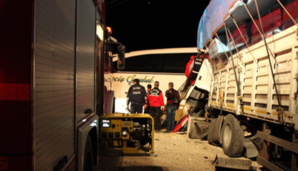 Yolcu otobüsü TIR'la çarpıştı: 2 ölü - 1