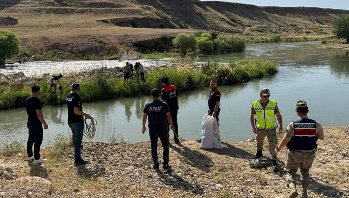 Su yükselince oluşan adacıkta mahsur kalan 5 kişi kurtarıldı