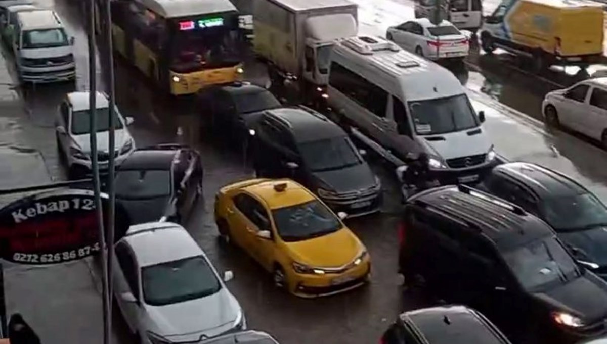 İstanbul'da sağanak sonrası trafik yoğunluğu İstanbul'da sağanak sonrası trafik yoğunluğu