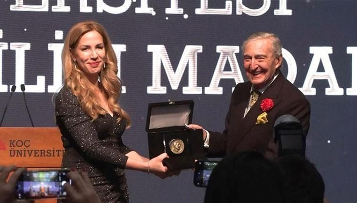 Rahmi Koç Bilim Madalyası ödülü Ayşe Zarakol'a verildi Rahmi Koç Bilim Madalyası ödülü Ayşe Zarakol'a verildi