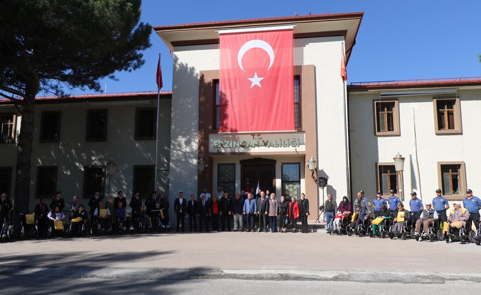 Akülü sandalyeye kavuşan kadın mutluluktan gözyaşlarına boğuldu - 1