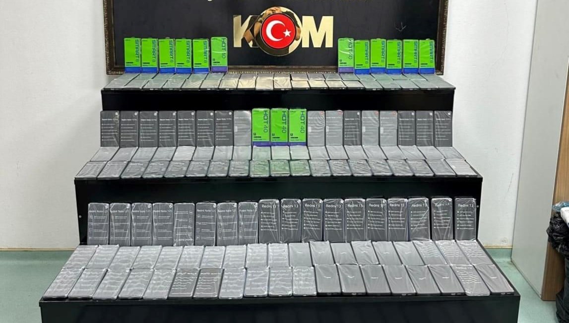 İstanbul'da 104 bin 750 kaçak cep telefonu aksesuarı ele geçirildi